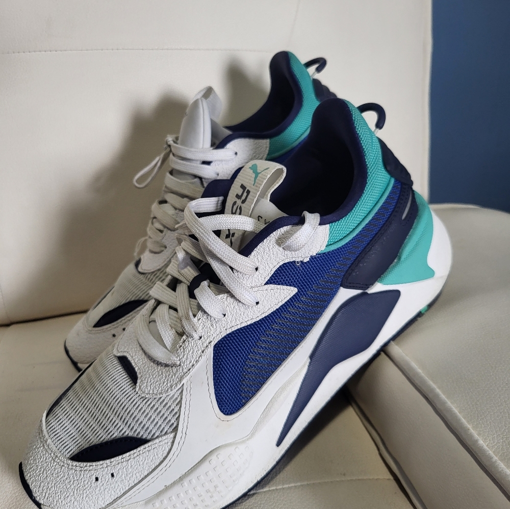 Tennis shoes